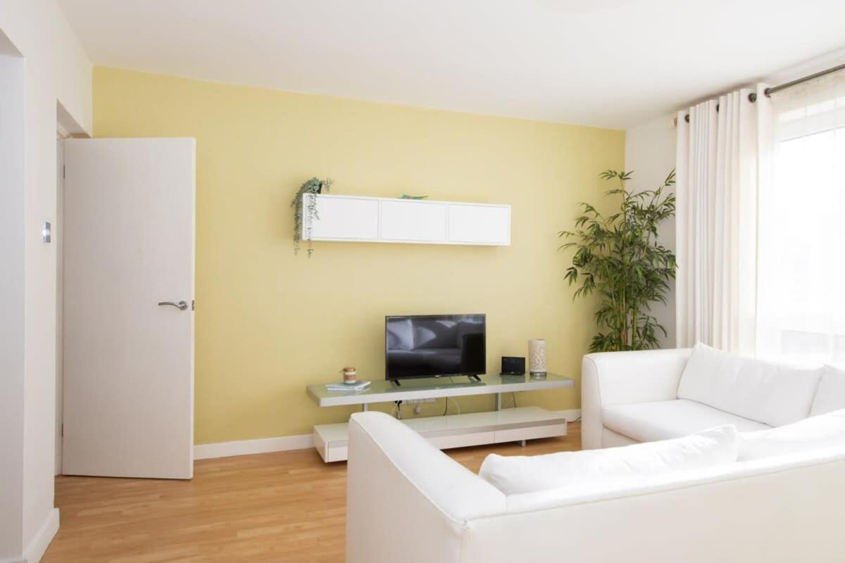 Sunny & Modern Near The Beach & Village W Parking إيست ويترينج المظهر الخارجي الصورة